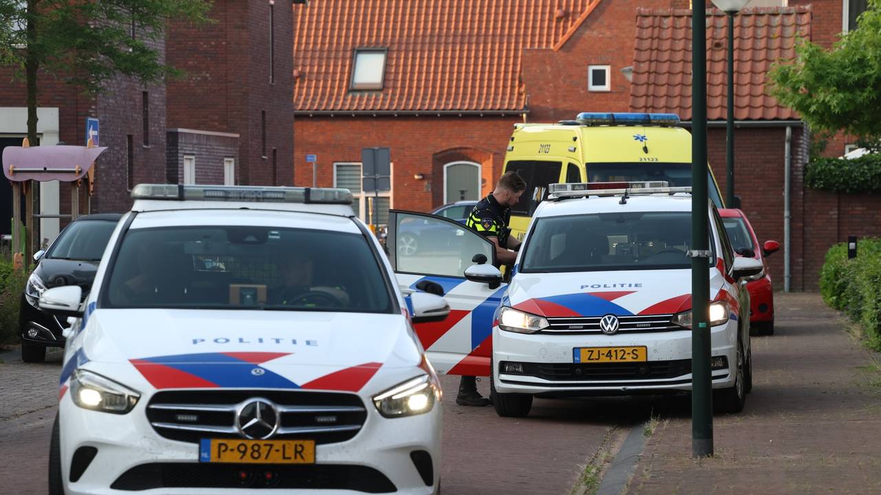 Diverse hulpdiensten werden opgeroepen na de steekpartij aan de Emmastraat in Veghel (foto: Sander van Gils/|SQ Vision).