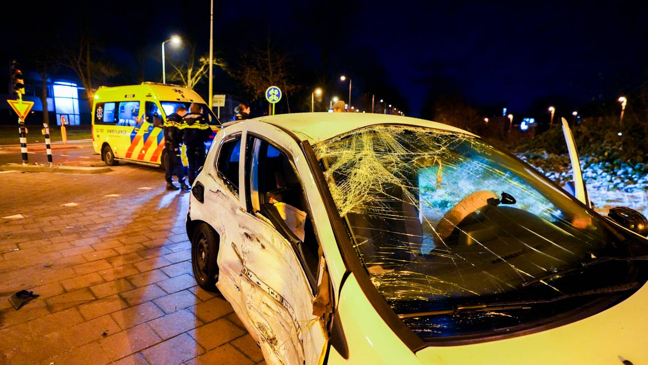 De auto raakte bij de botsing in Eindhoven zwaar beschadigd (foto: SQ Vision).