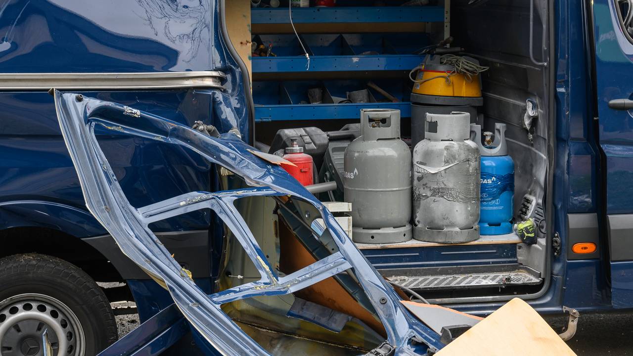 Gasfles ontploft in busje op de Konijnenberg in Breda (foto: Tom van der Put/SQ Vision).