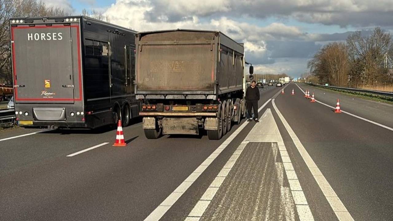 Een kapotte vrachtwagen op de A59 (foto: Rijkswaterstaat/X).