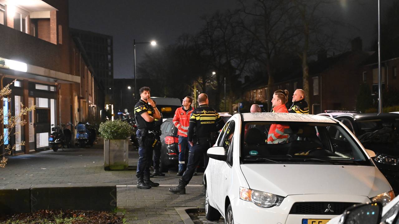 Diverse hulpdiensten werden opgeroepen nadat de automobilist de zaak aan de Christiaan Huygensstraat in Breda binnenreed (foto: Perry Roovers/SQ Vision).
