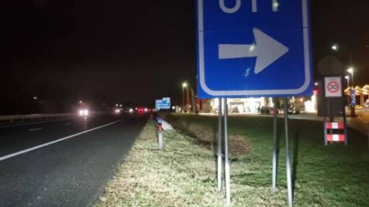 De slingerende automobilist reed op de A2 in de omgeving van Maarheeze (foto: Instagram wijkagent azc Budel).