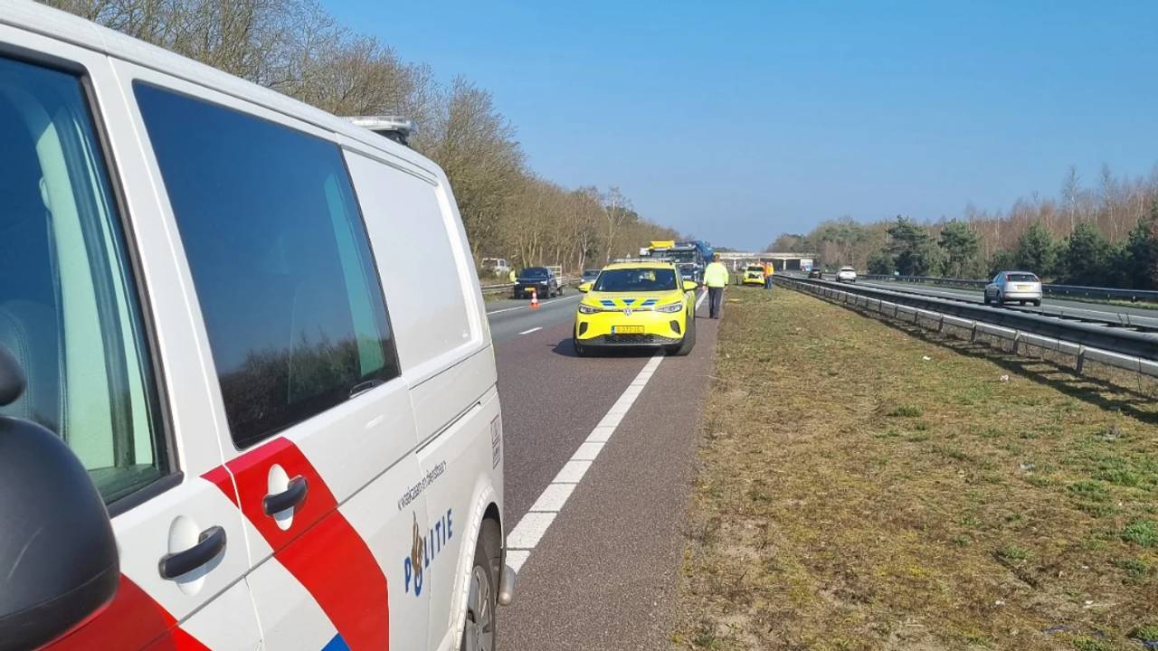 Urenlang problemen op A67 door ongeluk met vrachtwagen.