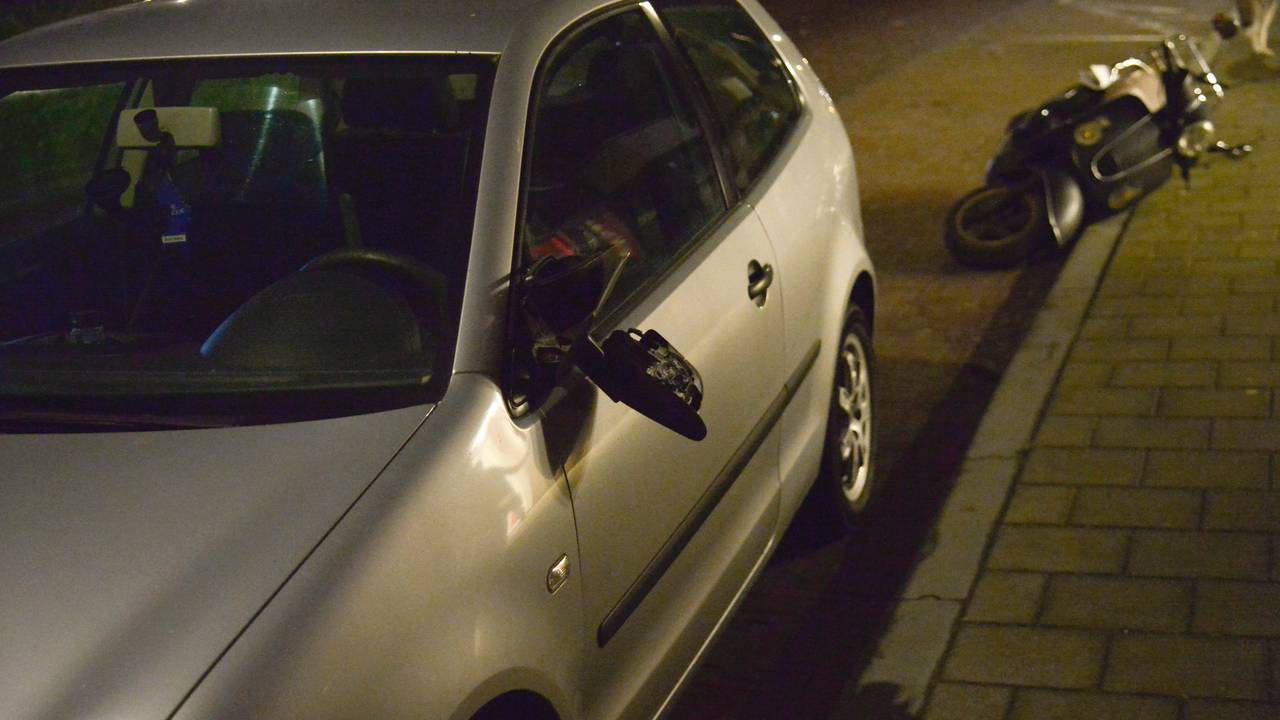 In de buurt van coffeeshop Pax de Boot in Breda werden auto's vernield en werd en scooter omgegooid (foto: Perry Roovers/SQ Vision).