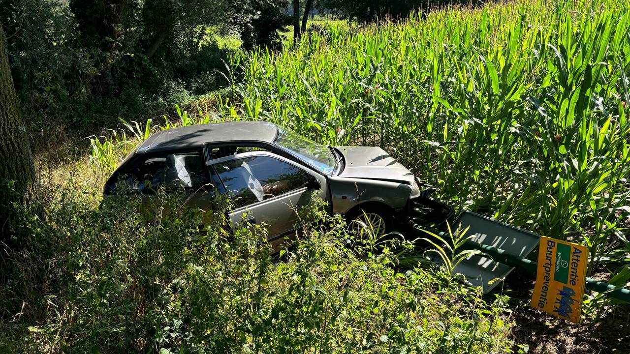 Hoe de auto van de  Wanroijseweg in Haps kon raken, wordt onderzocht (foto: Marco van den Broek/SQ Vision).