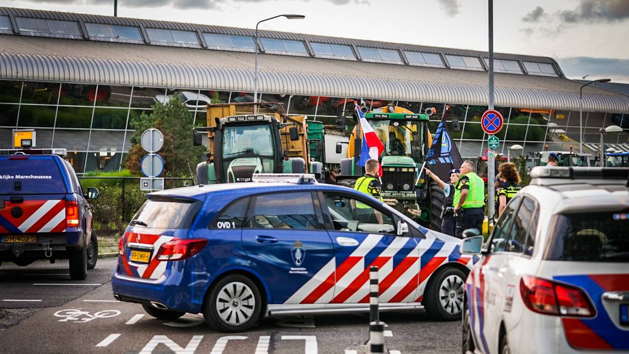 Boeren protesteren bij Eindhoven Airport (foto: Sem van Rijssel/SQ Vision)
