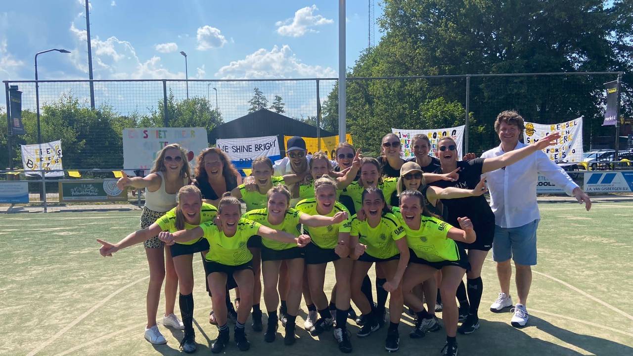 De dames van Rosolo met Eline Teurlings in het midden links naast de vrouw met pet.