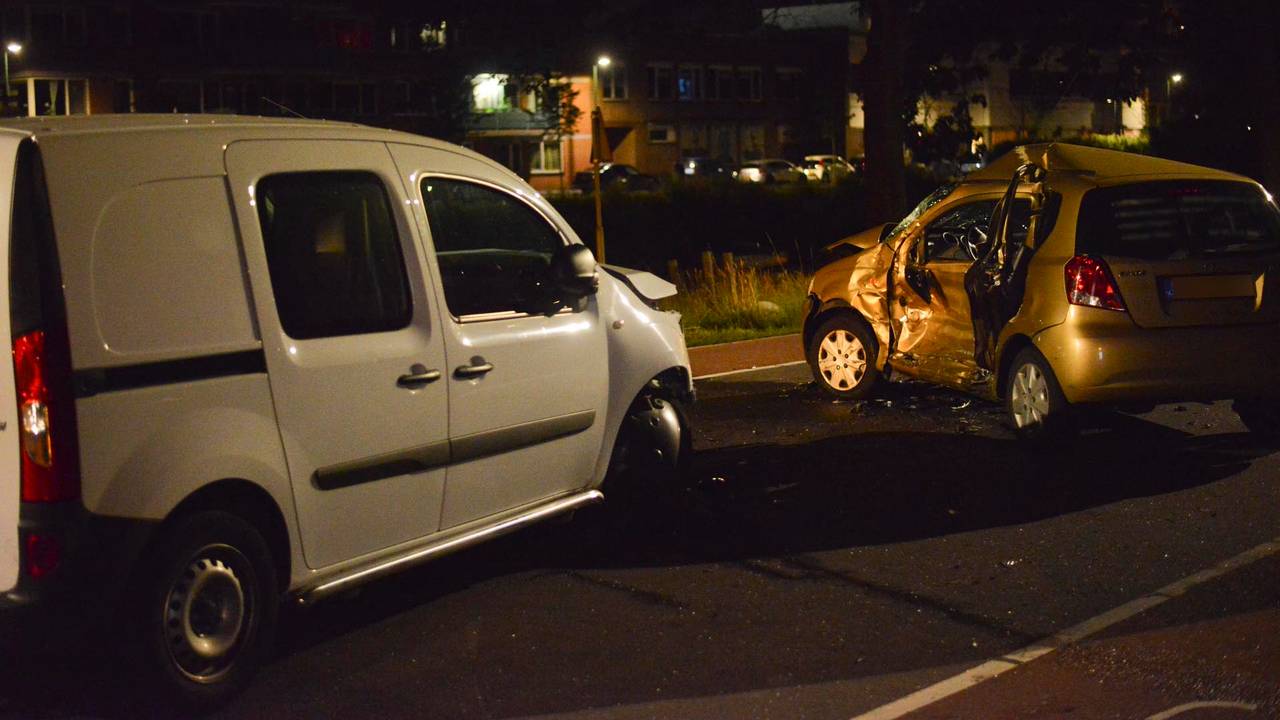 Automobilist bekneld na botsing in Breda: 'De weg lag vol brokstukken' - Vimarsana News