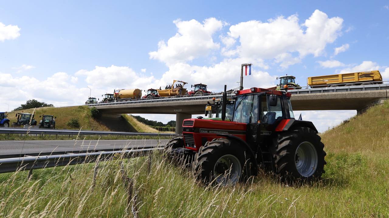 Manifestation des agriculteurs : agriculteurs au gouvernement provincial • également des tracteurs sur le viaduc A73