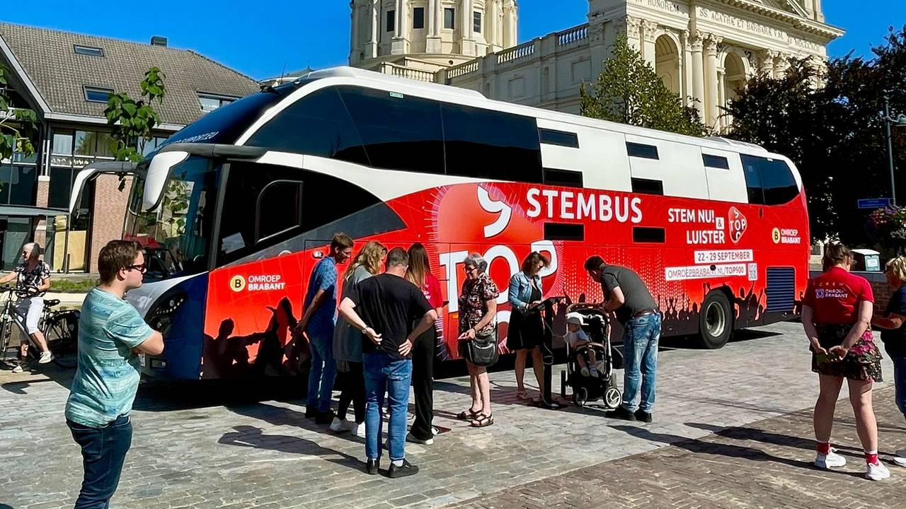 De Top 900 Stembus in Oudenbosch.