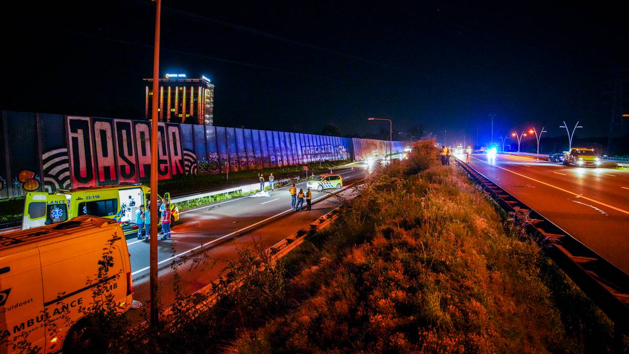 Het slachtoffer liep, nadat hij crashte met zijn auto op de A2, door de berm en probeerde vervolgens de N2 over te steken (foto: SQ Vision).