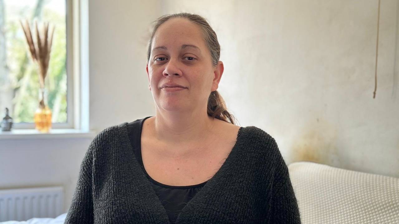 Rachel Remst in haar slaapkamer (foto: Alain Heeren).