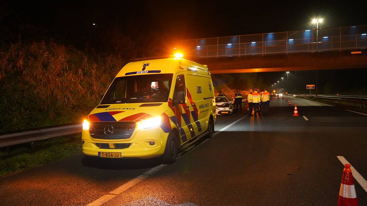 De vrouw werd behandeld in een ambulance (foto: Jeroen Stuve/SQ Vision).