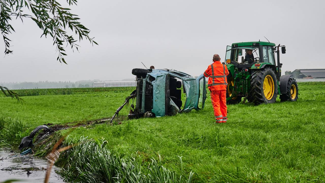Een tractor was nodig om de auto uit de sloot bij Moerdijk te trekken (foto: Tom van der Put/SQ Vision).