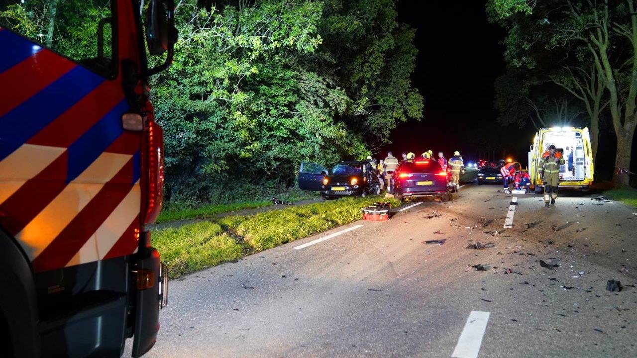 Drie gewonden bij ernstig ongeluk, vrouw door brandweer uit auto bevrijd.