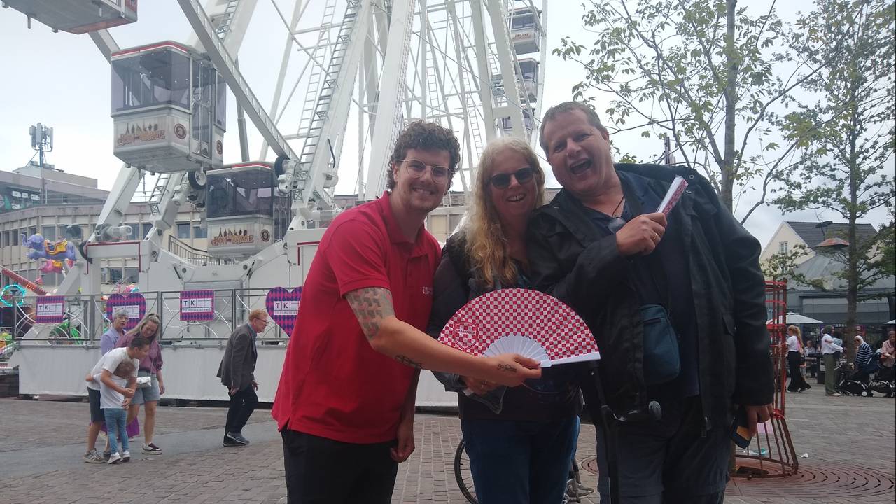 Matthijs deelt waaiers uit (foto: Marielle Bijlmakers).