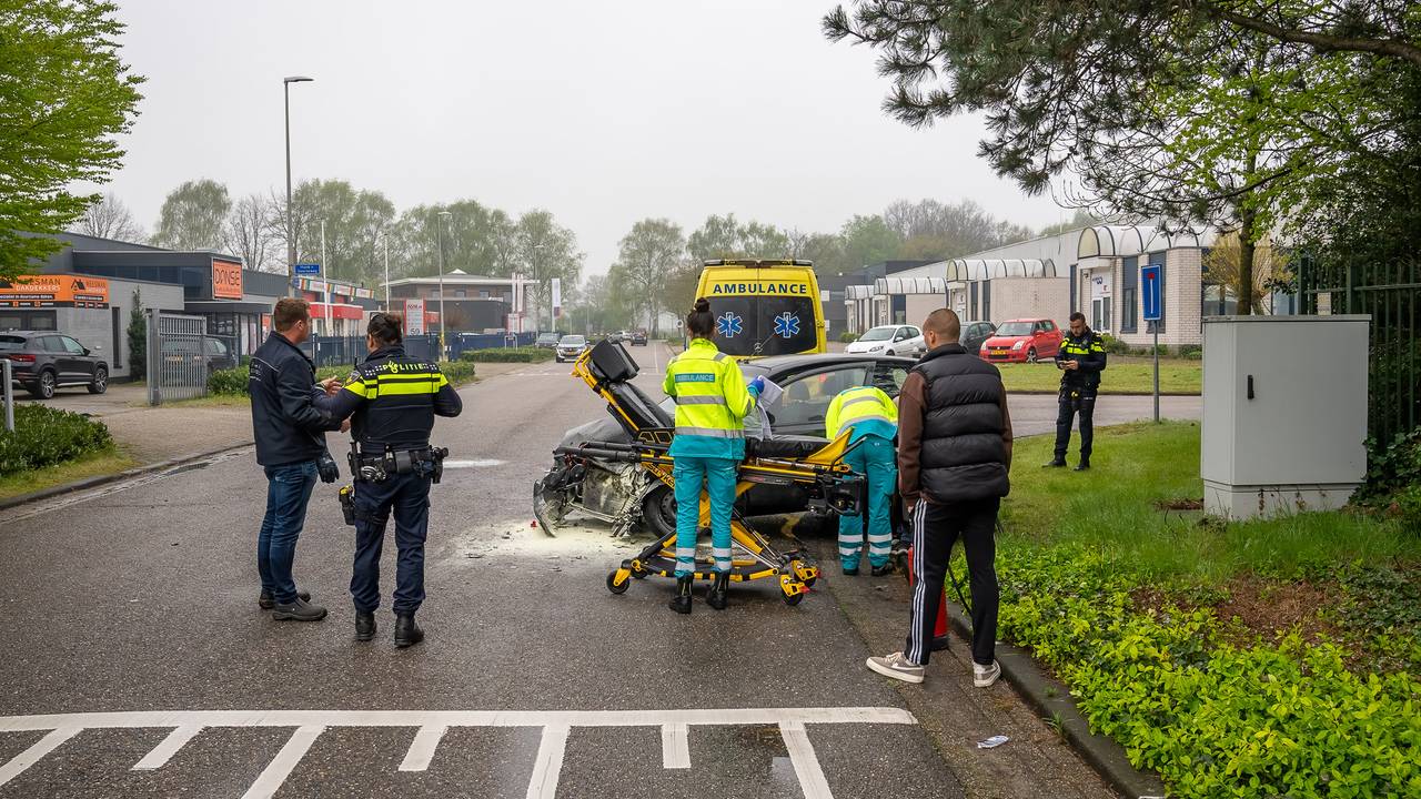 Hulpverleners ontfermden zich over de automobilist na de botsing in Drunen (foto: Iwan van Dun/SQ Vision).