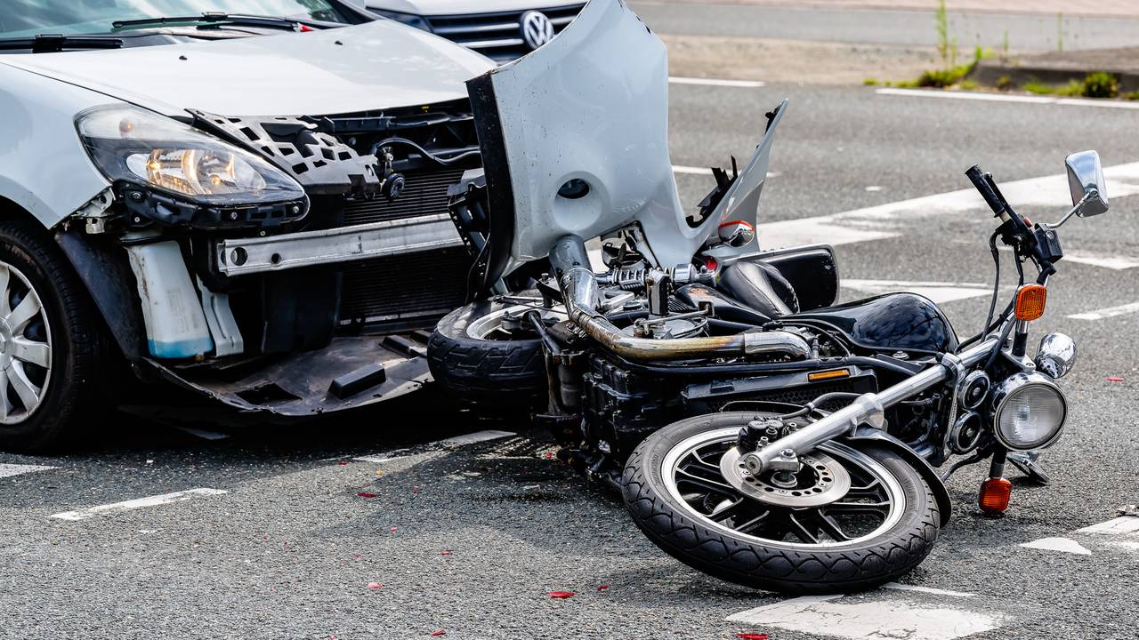 Motorrijder aangereden door auto (Foto: Jack Brekelmans/SQ Vision)