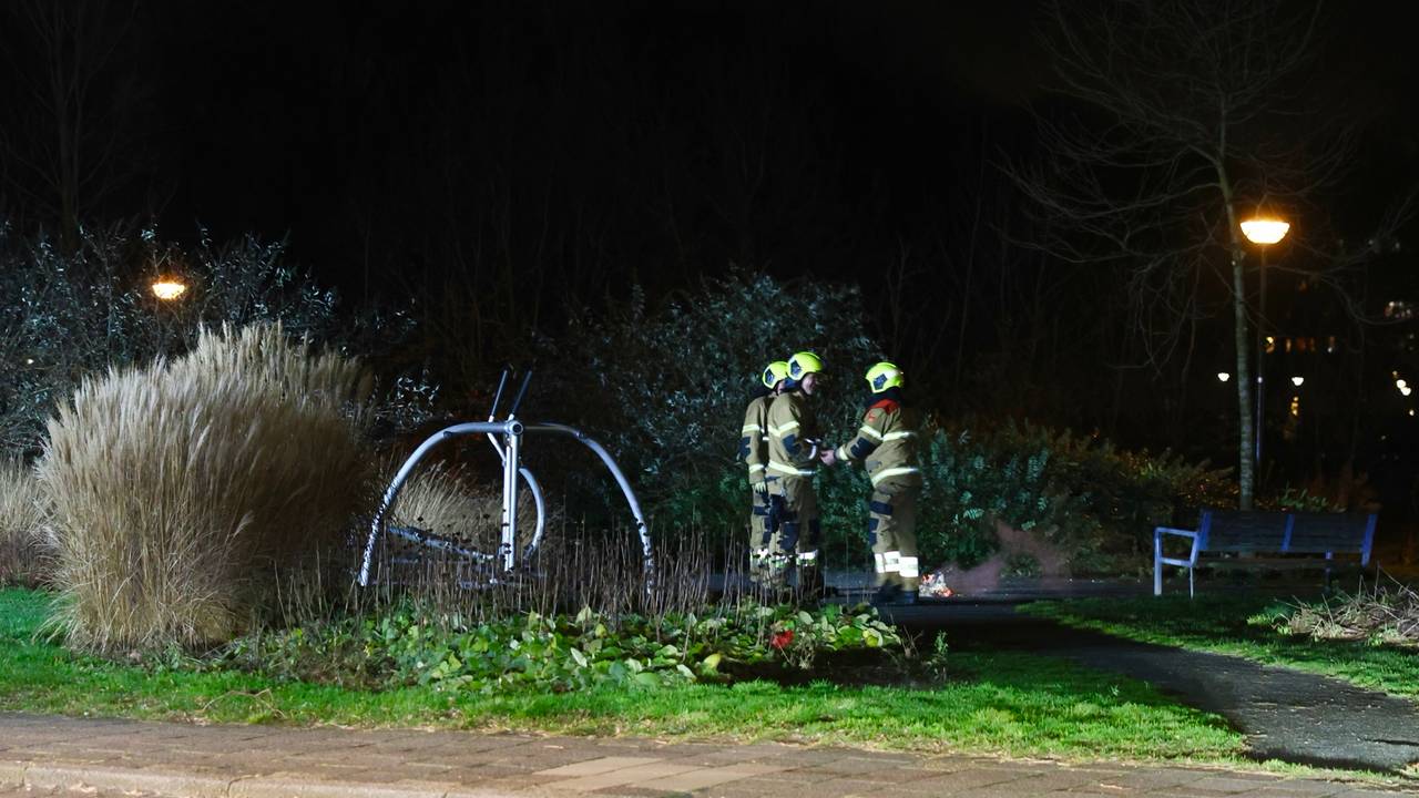 Het vuur woedde op de hoek van de straat Corpus met de Van der Voortweg in Boxtel (foto: Sander van Gils/SQ Vision).