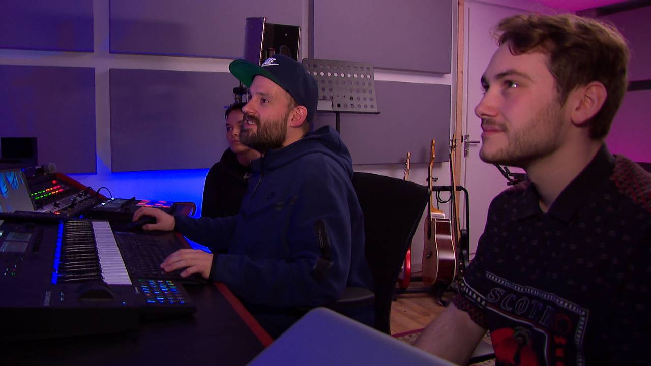 Babette, Stefan en Sasha zijn overdonderd door het succes van hun plaat.