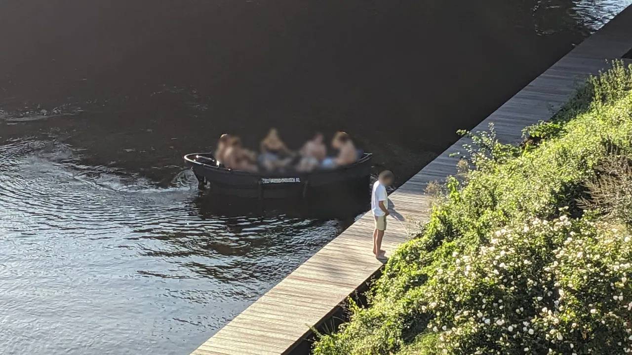 De omgeving van het vlonderpad in Den Bosch wordt regelmatig gebruikt als openbaar toilet (foto: Dtv Nieuws).