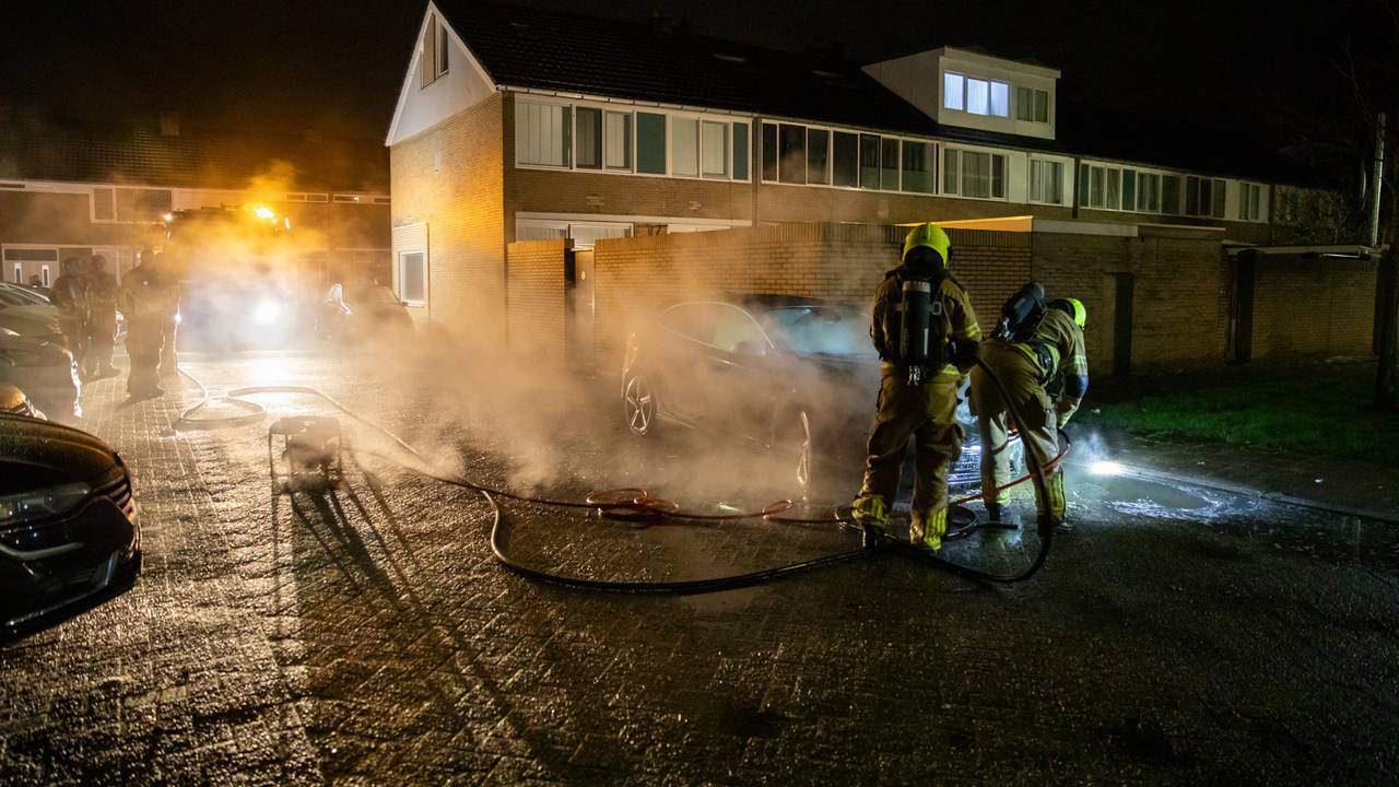 De autobrand aan de Gerard ter Borchstraat in Roosendaal. (foto: Christian Traets / SQ Vision).
