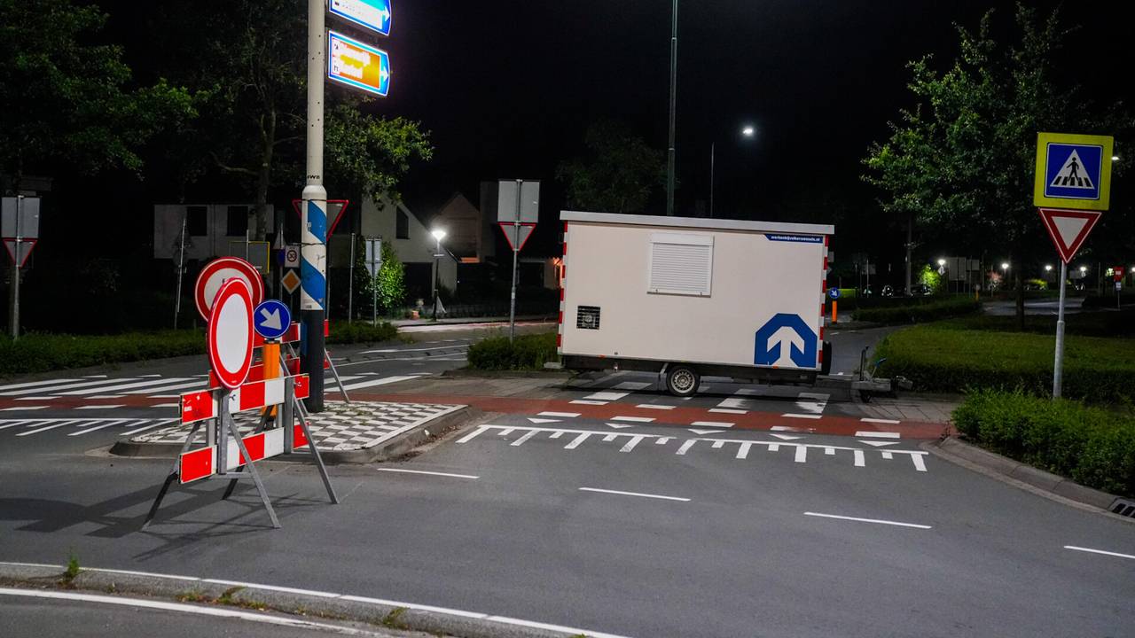 Een bouwkeet werd midden op de weg gezet (foto: Dave Hendriks/SQ Vision).
