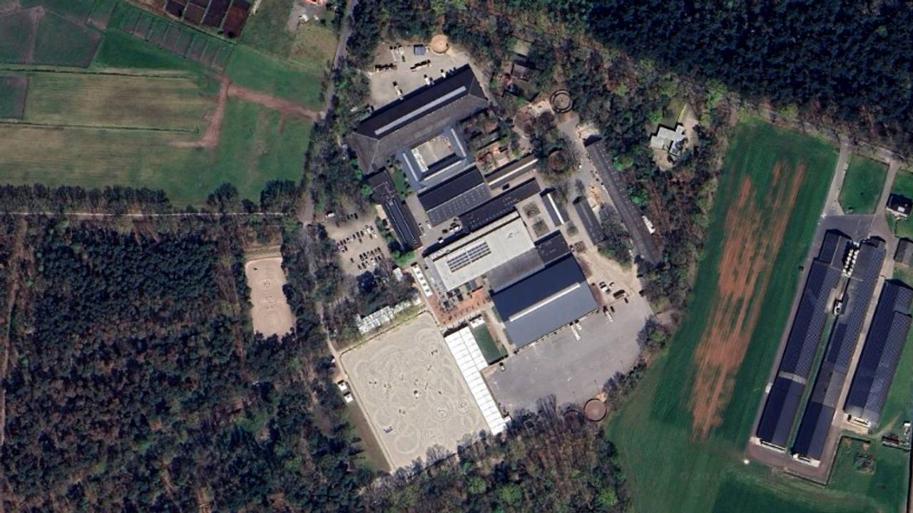 Green Valley Estate met rechts van het midden de illegale rijhal (foto: Google Earth).