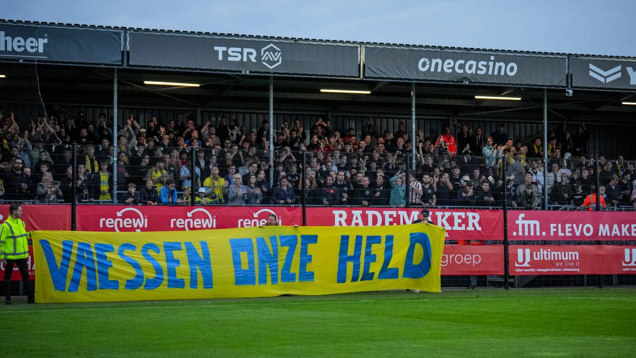 Fans (en spelers) van RKC Waalwijk dachten in Almere aan de geblesseerde keeper Etienne Vaessen, maar winst zat er niet in (foto: Orange Pictures).