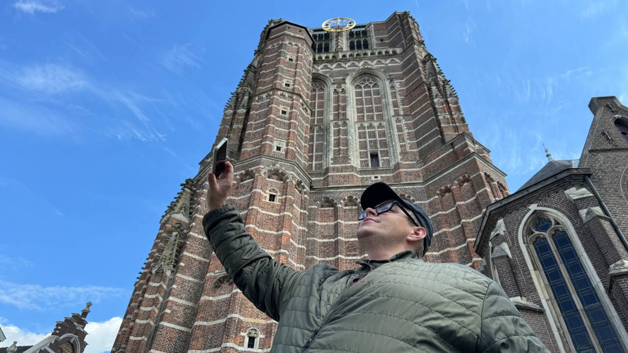 Joost Roovers, alias 'Joosterhouter', al vloggend voor de Sint-Jansbasiliek in Oosterhout (foto: Niek de Bruijn).