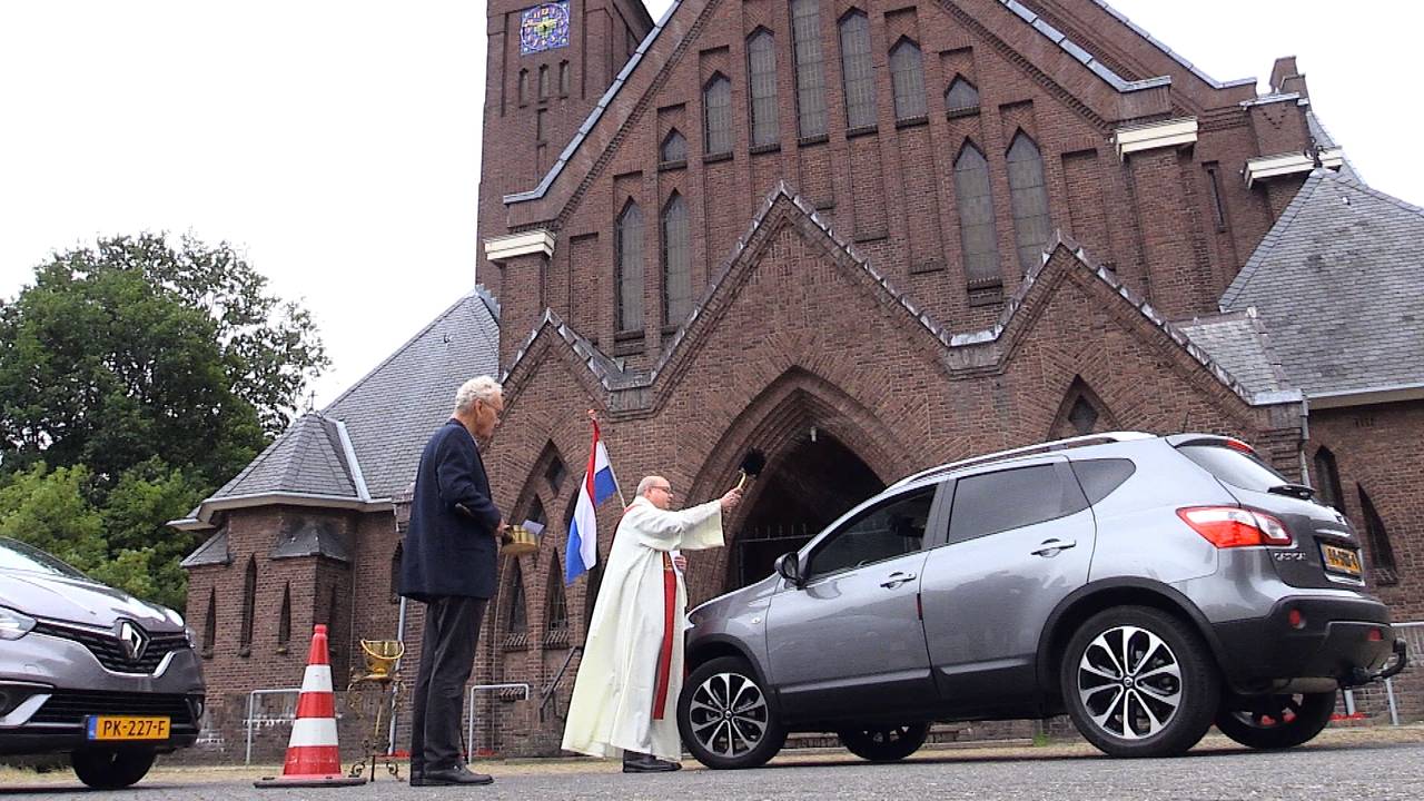In Hoeven worden ieder eerste weekend van juli auto's gezegend.