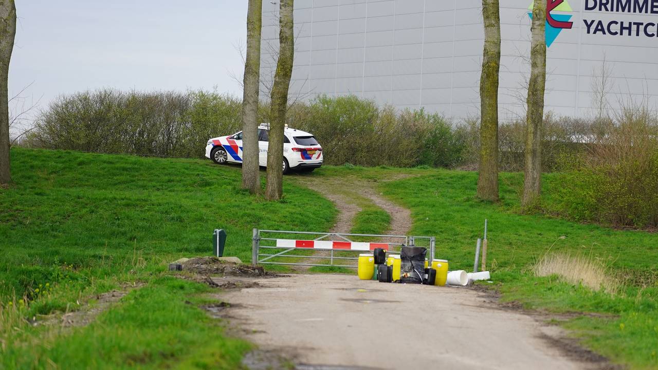 De gedumpte vaten aan de Standhazensedijk in Geertruidenberg werden dinsdagochtend vroeg ontdekt (foto: Jeroen Stuve/SQ Vision).
