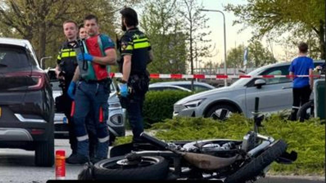 Bromfietser ernstig gewond bij aanrijding met auto.