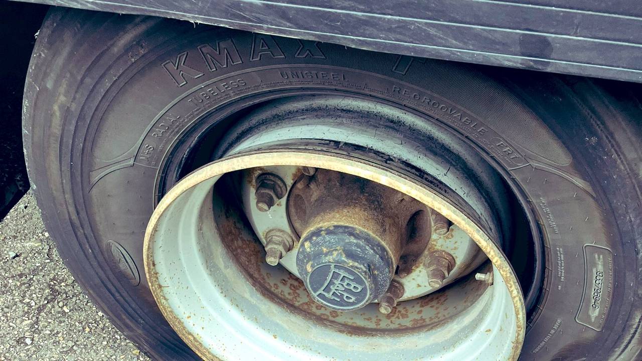 De vrachtwagencombinatie liep op de A67 een lekke band op (foto: X/Wis_Robert).