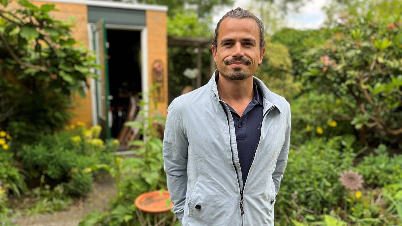 Oliver in de tuin van Helma (foto: Rogier van Son).