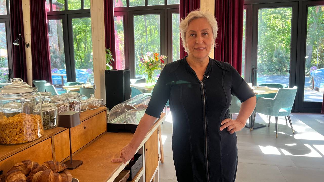 Karin Bruers zorgt op Moederdag voor een ontbijtje voor haar hotelgasten (foto: Megan Hanegraaf).