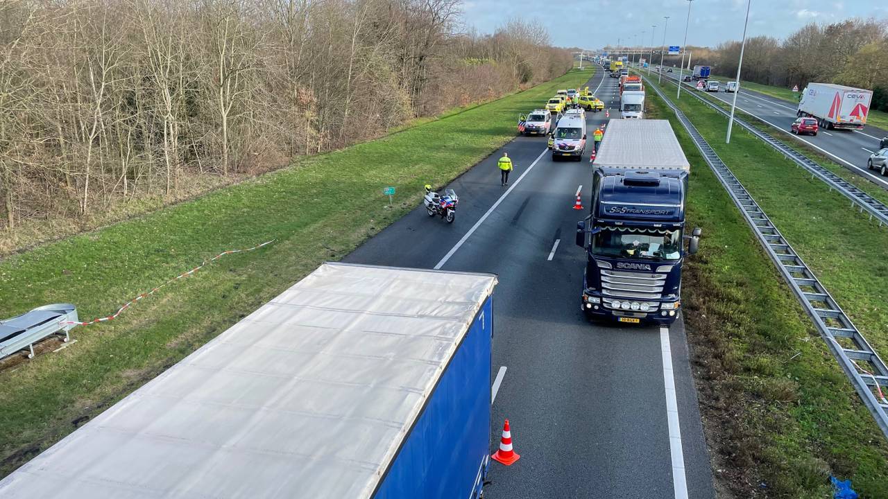 A58 weer vrij na aanrijding door vrachtwagen.