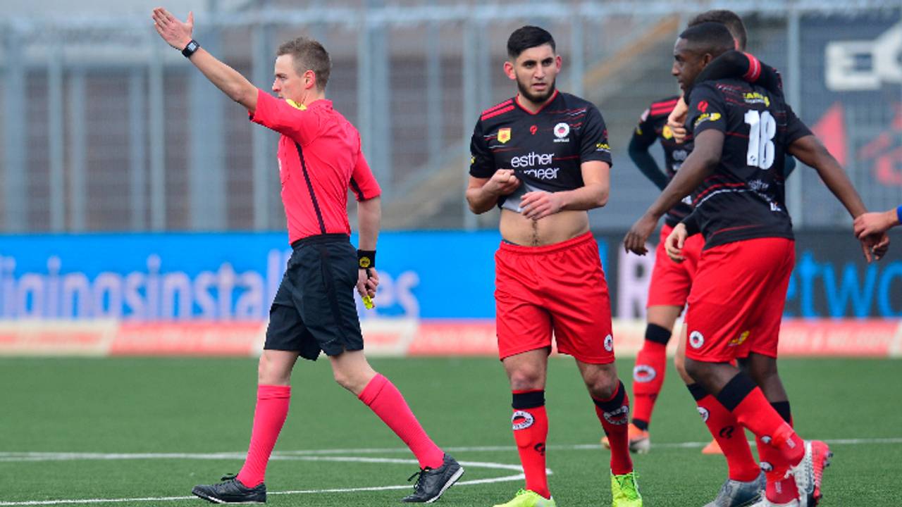 Scheidsrechter Laurens Gerrets staakte het duel (Foto: Orangepictures).