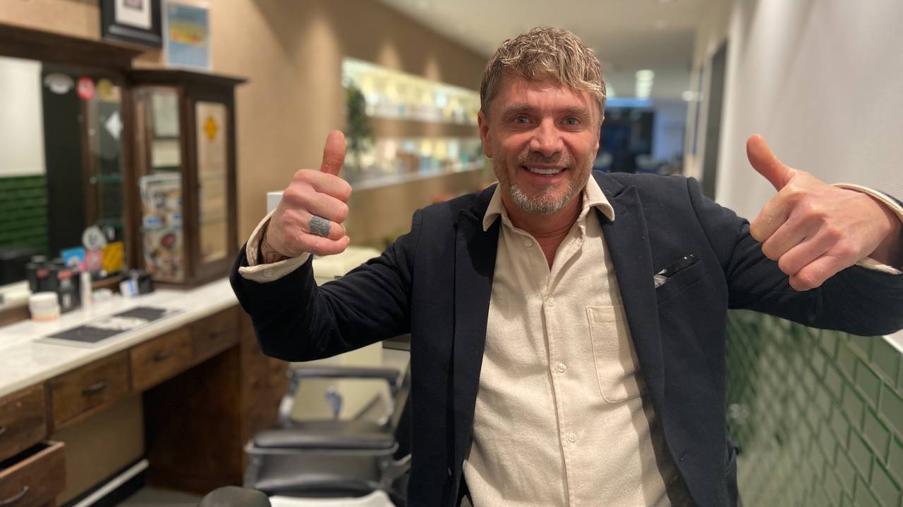 Kapper Arjan Ruedisueli kan weer aan de slag.