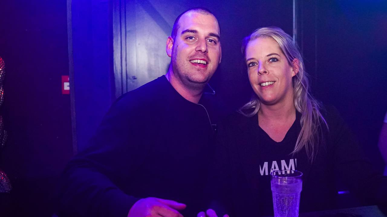 De uitbaters, Nick en Laura, van feestcafé Mambo's tijdens de laatste ouderwetse stapavond (foto: Danny van Schijndel)