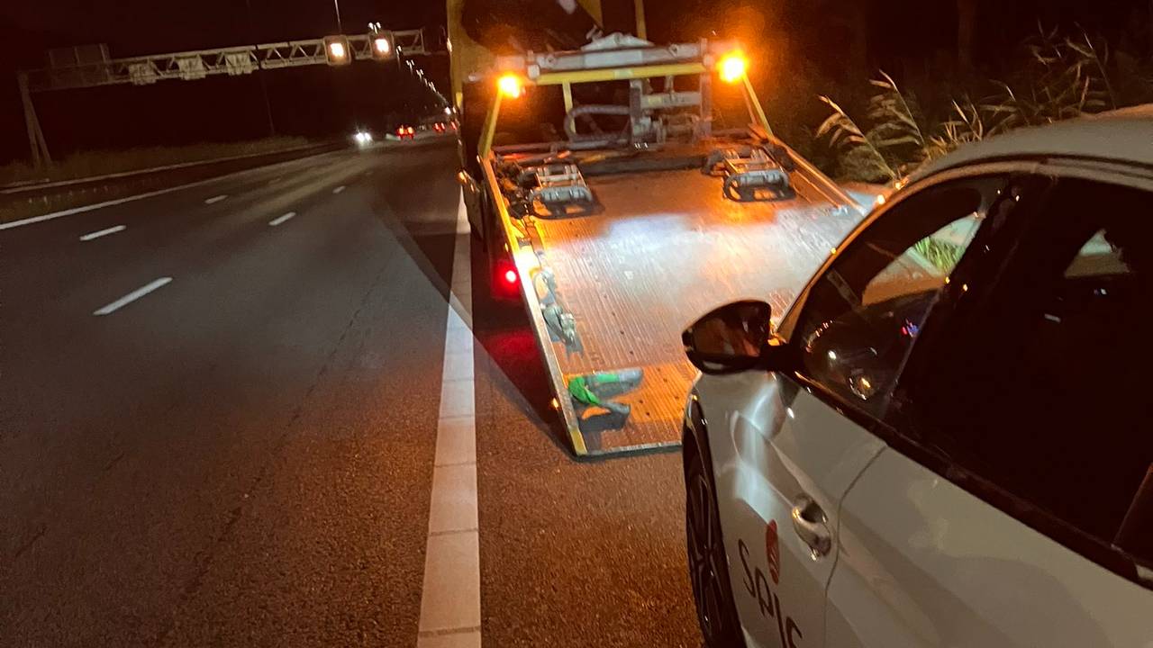 De auto strandde met een lege accu op de A2 bij Boxtel (foto: X/Weginspecteur Robert).