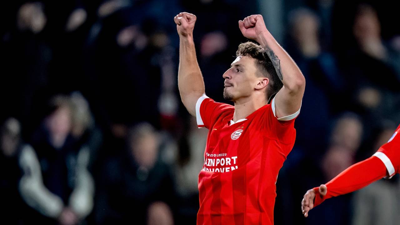 Olivier Boscagli viert zijn doelpunt (foto: Marcel van Dorst).