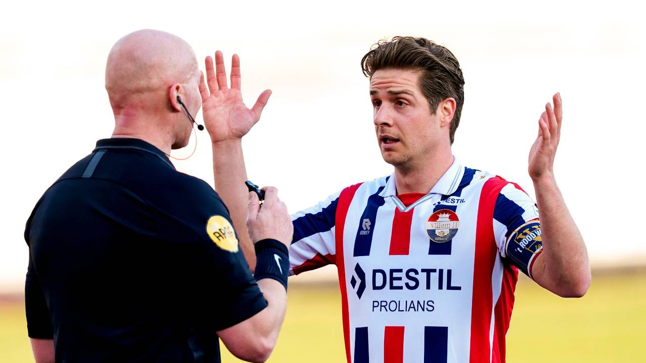 Jordens Peters begrijpt een keuze van scheidsrechter Siemen Mulder niet (foto: OrangePictures).