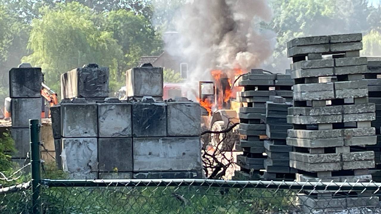 De loader in Wilbertoord ging in vlammen op (foto: Marco van den Broek/SQ Vision).