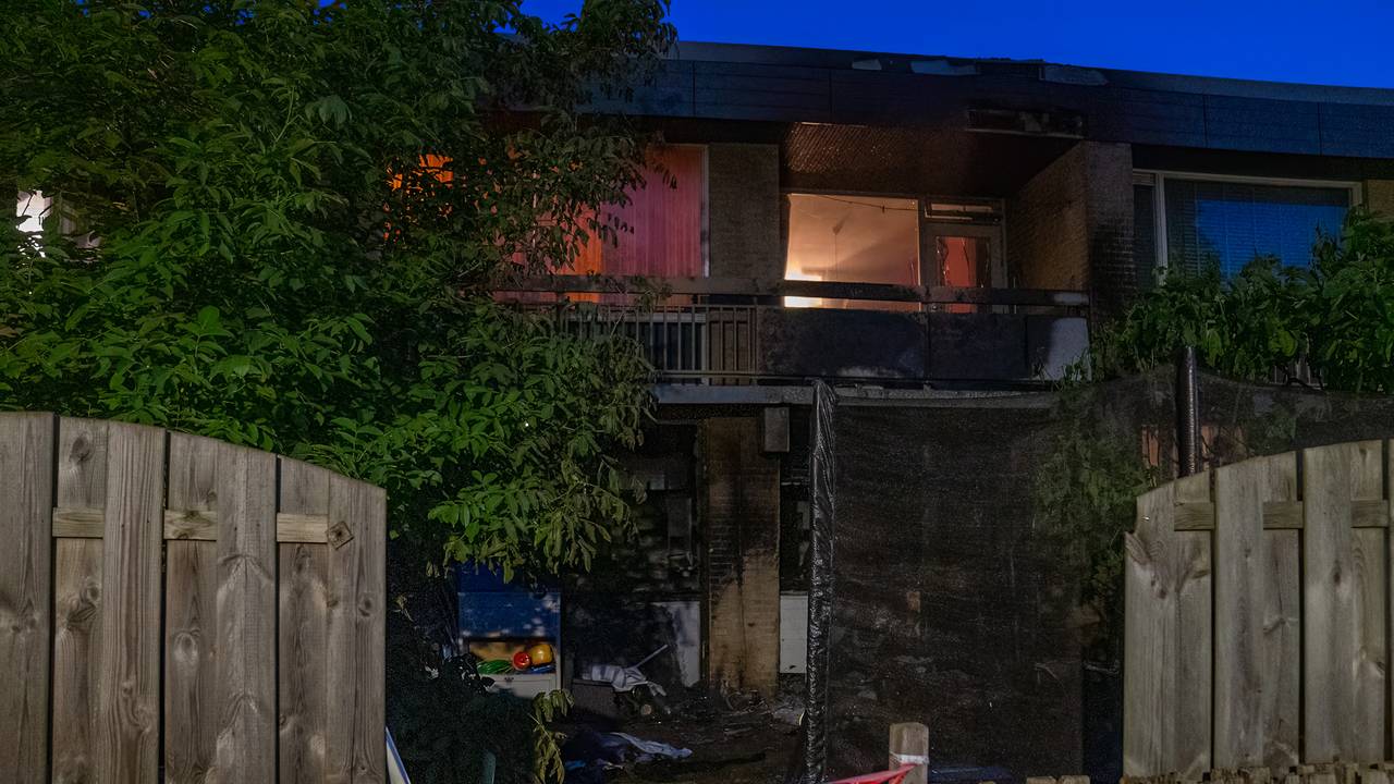 Ook het appartement boven het huis aan De Kabouters waar brand woedde, liep schade op (foto: Iwan van Dun/SQ Vision).