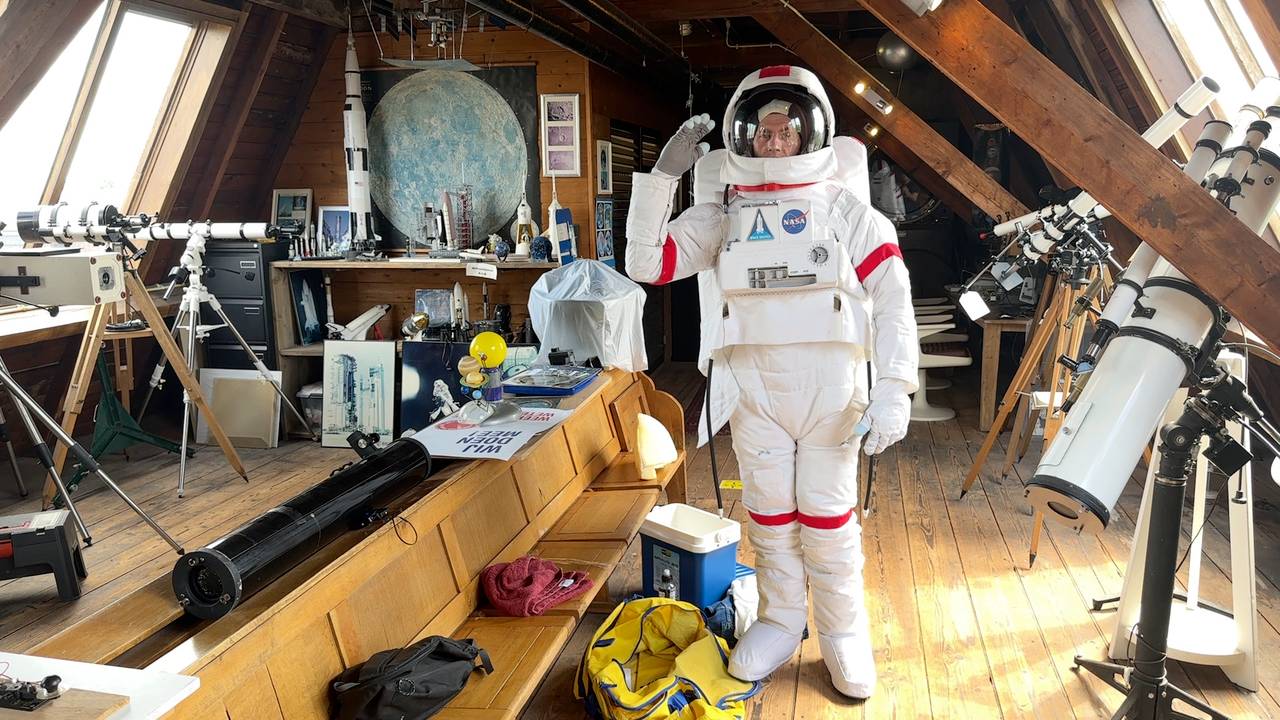 Maarten in zijn astronautenpak bij Volkssterrenwacht Tivoli in Oudenbosch (foto: Ronald Sträter).