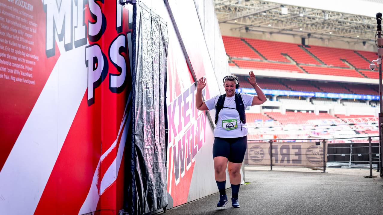 Het hardlopen door het Philips Stadion wordt door veel lopers gezien als een hoogtepunt (foto: Marcel van Dorst, Eye4images).