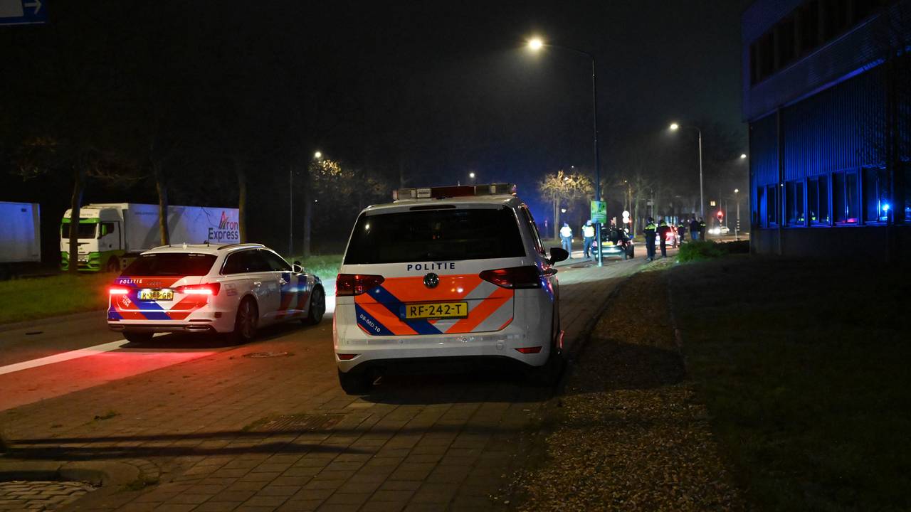 Er was veel politie aanwezig op de Konijnenberg nadat twee auto's daar botsten (foto: Perry Roovers/SQ Vision).
