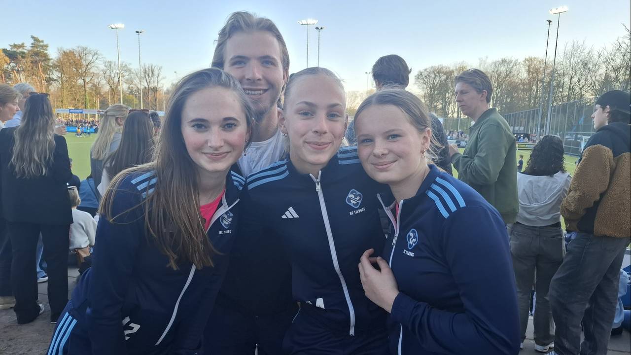 Ties Rodenburg met een aantal jeugdspeelsters van HC Tilburg. (Foto: Leon Voskamp)