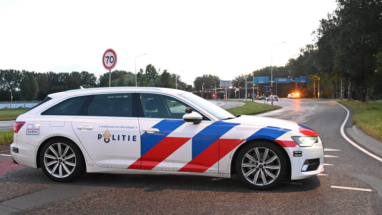 De politie sloot de Westerparklaan in Breda af voor het verkeer (foto: Perry Roovers/SQ Vision).